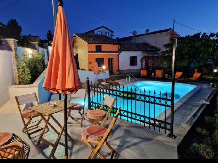 Luanas Rooms With Istrian Touch Buzet Bagian luar foto